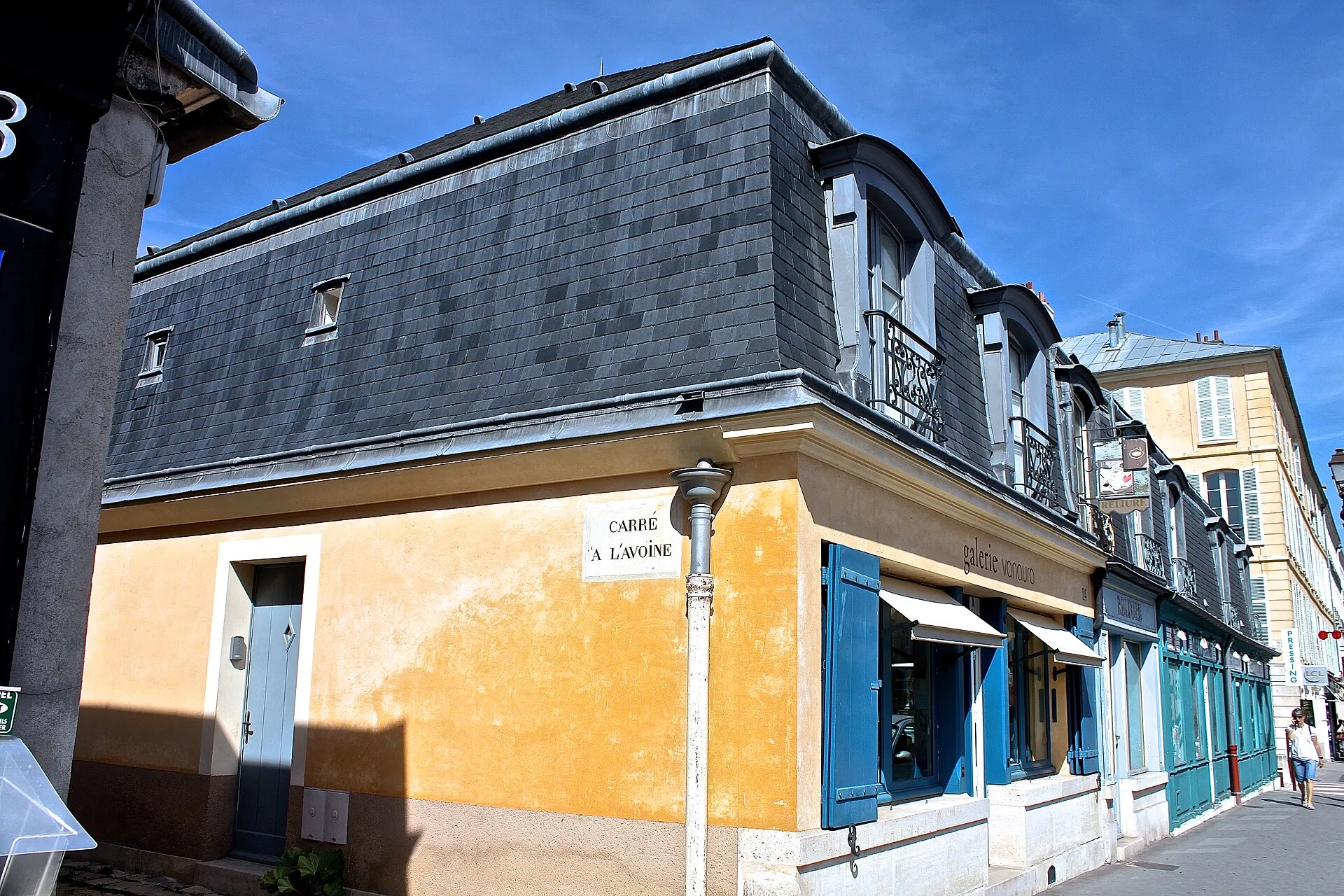 Toiture mansardée en ardoise dans les Carrés Saint-Louis à Versailles