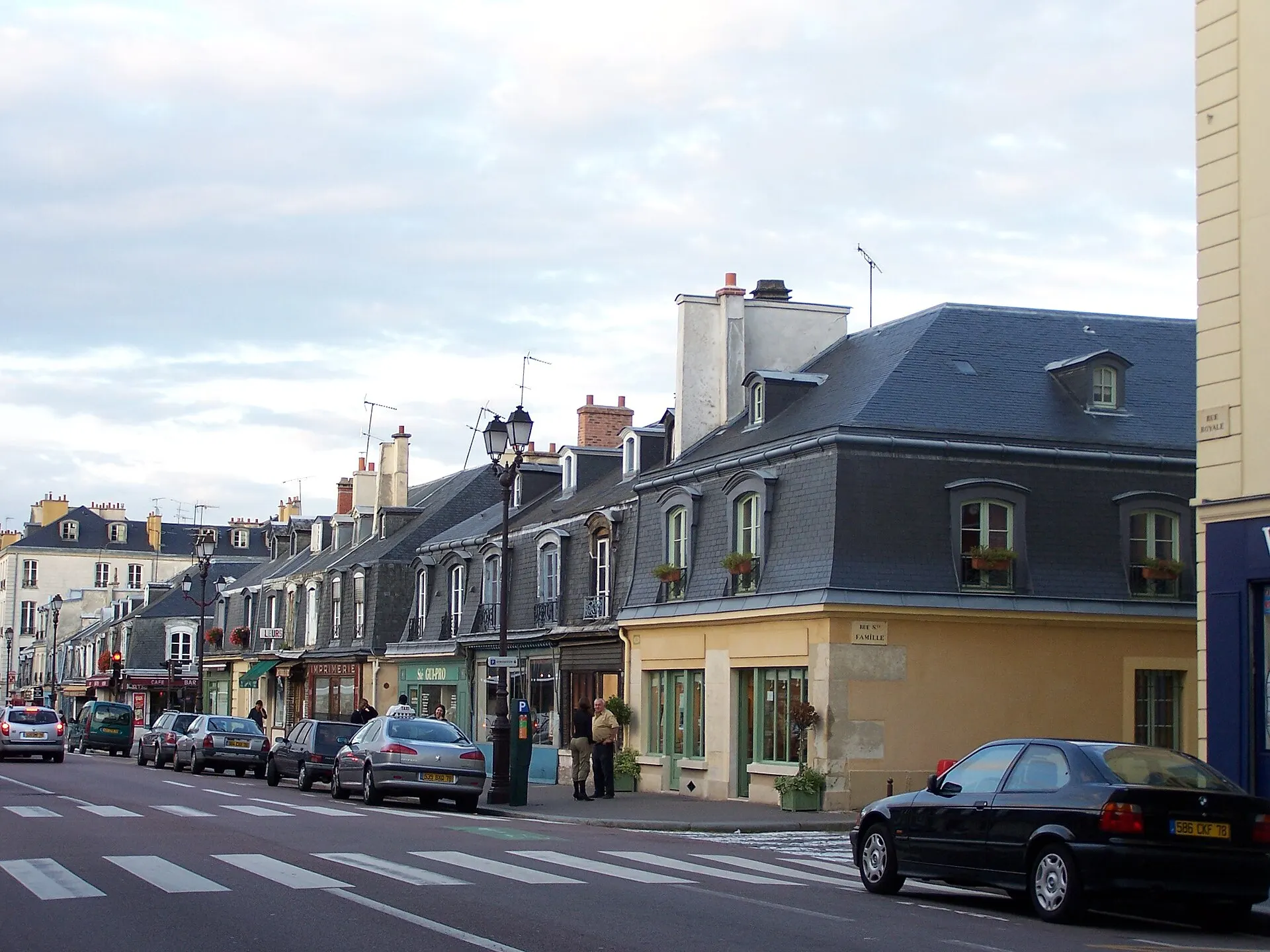 Rue de Versailles bordée de toitures à la Mansart